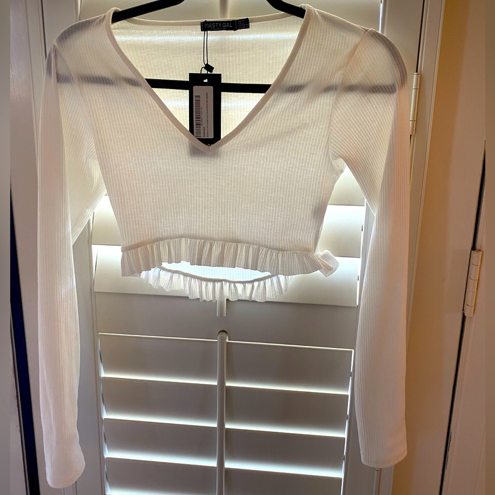 Long sleeve cropped shirt.